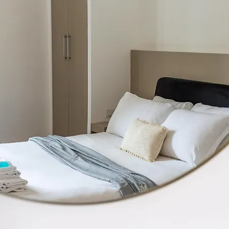 Iflat Brand New & Modern Station Apartment *