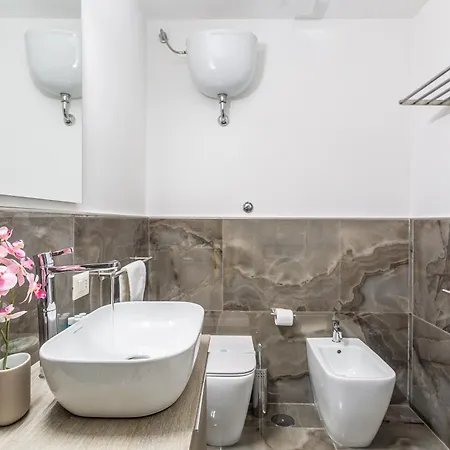 Iflat Brand New & Modern Station Apartment *